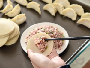 一年卖饺子收入19.85亿，三全食品陷非洲猪瘟病毒，狂飙的猪肉、食品概念股承压
