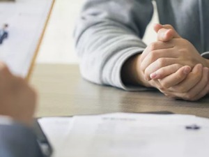 新年刚过，企业招聘放大招：发动员工直播、短视频拉人，有人已赚上百万