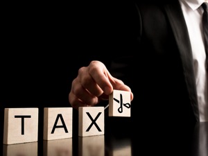 美国商务部向白宫递交汽车关税报告 细节未公布