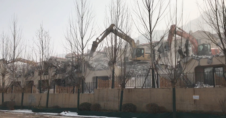 视频丨石家庄“削山建别墅”现场：挖掘机已在拆房工作人员在统计数量