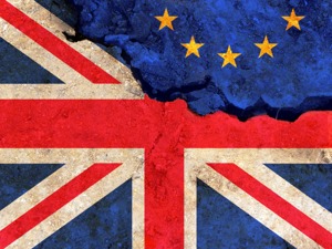 内阁逼迫首相离任、民众囤积食品药品…英国怎么了？
