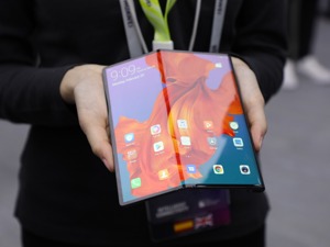 HUAWEI Mate X来了 网友：以前没钱，买华为；现在，没钱买华为