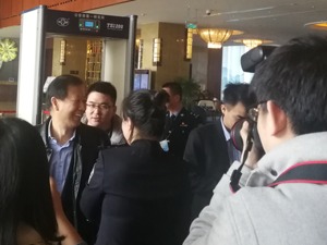 直击两会驻地：政协委员陆续抵达签到，随后就被这群人“围追堵截”……