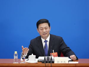 政协大会新闻发言人郭卫民首秀：看过《我不是药神》，我们来说说抗癌药……