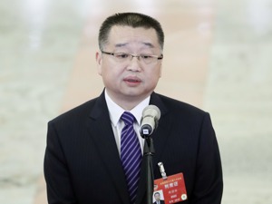 国家医保局局长胡静林：严打欺诈骗保 监管要长出“牙齿”带上“电”