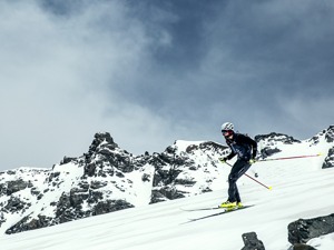 又内讧！短道速滑韩国选手争抢双双摔出赛道，中国选手夺冠