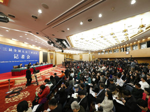 何立峰：政府投资突出精准  不必要也没有可能去搞“大水漫灌”