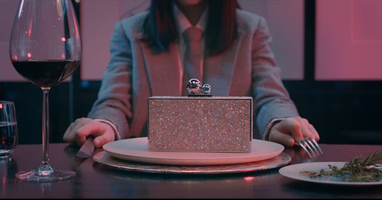我对成都的眷恋不单单是“故土情结”，我注入全部的爱给作品，就是给我热爱的城市。