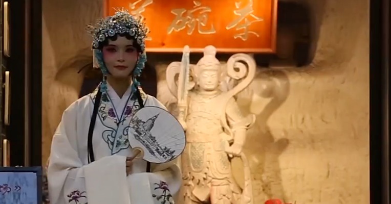成都就在那里，你来或者不来。