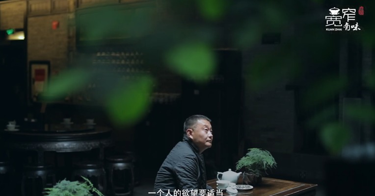 千百座城市，尽管有着同样的结构设计，但成都的骨子里却有不一样的色彩。