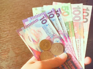 时隔半年香港金管局再入市！港元为何屡困危局？去年出手27次，砸千亿港元捍卫汇率机制