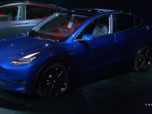 Model Y 3.9万美元起售！马斯克：十年后或将在火星上开特斯拉
