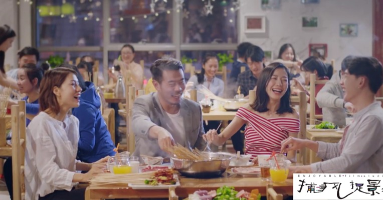 “世界一桌，百菜一锅”——成都火锅。