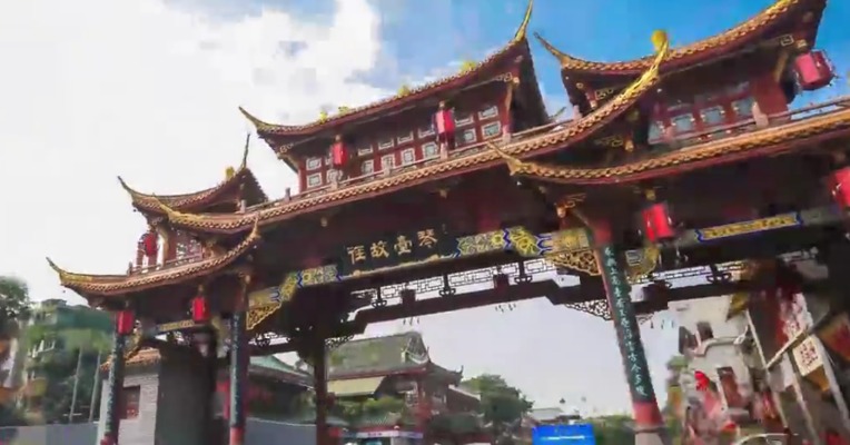 在成都人的生活中，能够形容成都的只有他们自己。