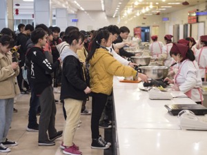三部委发话：中小学幼儿园负责人应与学生一起进餐、食堂应不以营利为目的