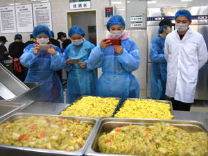 三部门立下“陪餐制” 中小学、幼儿园相关负责人应与学生共同用餐