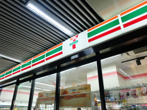 日本惊爆食品大丑闻！7-11员工将关东煮吐到锅里再售卖、拿食物擦地又重新炸