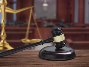 在法庭上大打出手，民事案衍生出刑事案，所为何事？