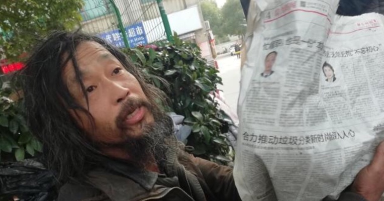 视频 | 对话上海网红“流浪汉”：纵然我是100%的精神病，你就给我一个地方做垃圾分类