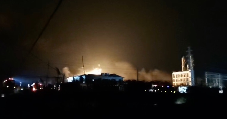 视频 | 江苏盐城化工厂爆炸现场：22日凌晨依旧火光冲天 消防车正紧张作业