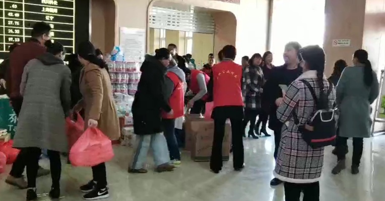 视频丨一位母亲的响水爆炸亲历记：窗户玻璃砸在我身上，我用身体挡住孩子