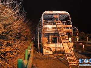 湖南常长高速客车起火事故已致26人死亡 2司机被控制