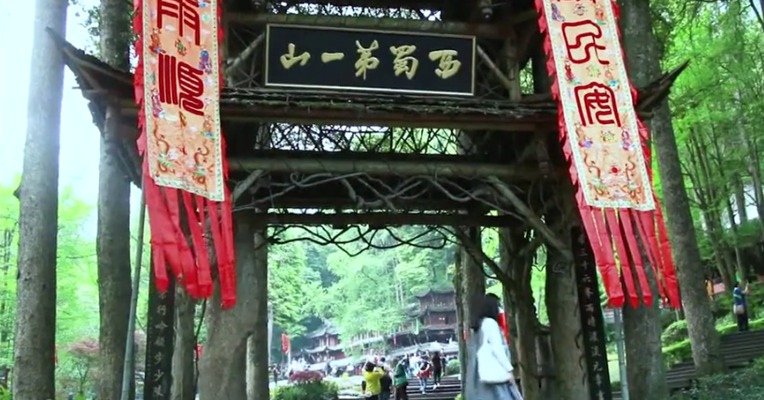 “雨中品茗观瓦，怡然自得，雾里登高眺远，精进不休。”