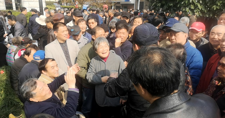 视频丨探访上海“马路股市沙龙”  热议股市话题堪称“街头股吧”
