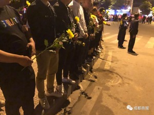 一路走好！凉山森林大火遇难人员遗体连夜送回西昌，市民深夜泪别救火英雄