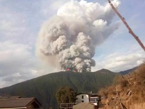 救火员还原木里三天三夜：石头都烧炸了 18年从未见过
