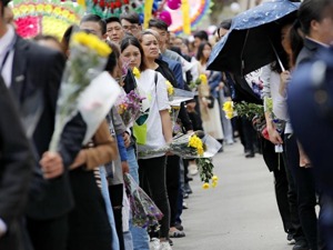 西昌千人送别木里救火英魂 有人摇着轮椅也要去