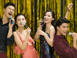 大型炫富现场！朋友圈真的都是有钱人？背后产业链曝光：“开”豪车只需6块钱…