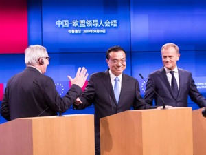 中欧联合声明通过后，现场两次响起长时间掌声