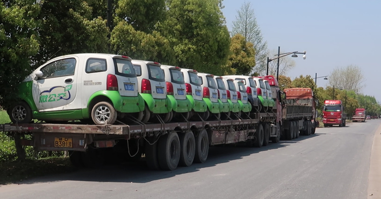 视频丨杭州共享汽车“坟场”搬迁进行时 货车司机：此处政府不允许 车辆搬到桐庐去