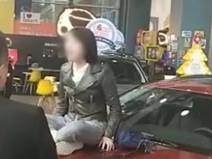 女子坐引擎盖哭诉，全网声援！奔驰道歉，理性维权为啥这么难？