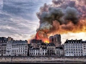 巴黎圣母院大火特朗普隔空出灭火主意 法国拒绝：我们不接受