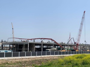探访特斯拉超级工厂：正搭建钢结构屋顶，每入口配3名安保