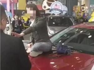 新华社：向奔驰悲情维权，不该让消费者相信眼泪