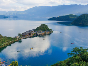 突发！西昌至泸沽湖路上，一旅游大巴坠河有人员受伤