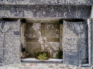 北京二环内现2万元/平方米四合院，小院两层楼挤满看房人