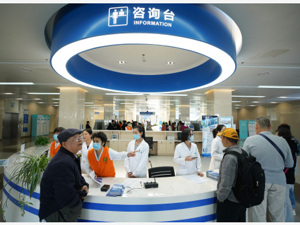 去年底我国医师数量达360.7万 过度集中在大城市三甲医院等问题仍待解