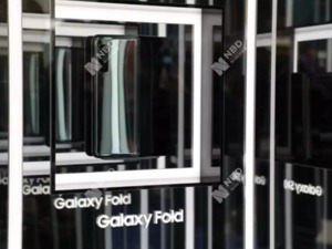 1.3万的折叠屏手机用2天就阵亡！抢跑华为失败，三星找了个台阶下