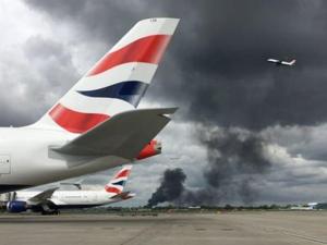 英国伦敦希思罗机场以北疑似爆炸，现场浓烟滚滚
