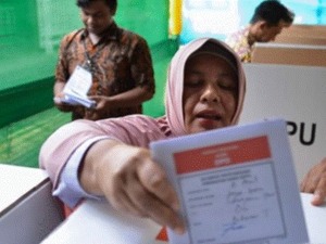 1.9亿选民投票全靠人工数 印尼大选10天“累死”272人
