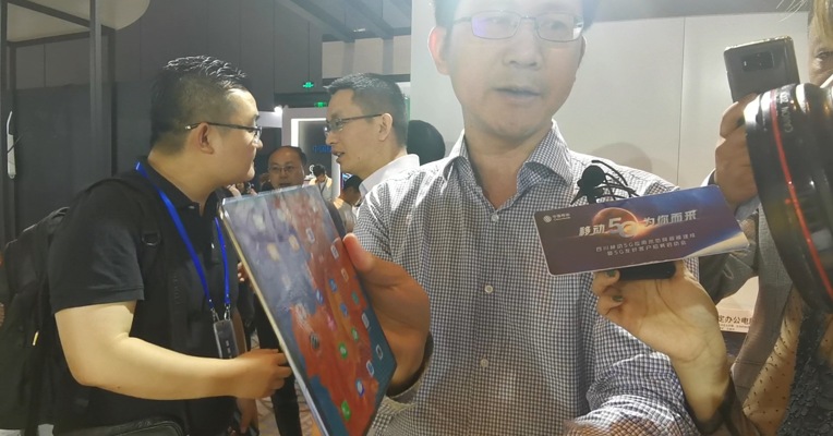 视频 | 移动“5G未来世界展” 华为 Mate X折叠屏手机的亮相引发现场嘉宾轰动