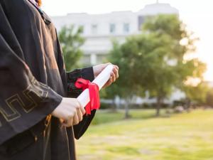 上了个假学！大专读了三年，被告知只能拿中专学历，这些学生怒了