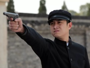 他的电视剧曾捧红文章、获奖无数，但在股市转了一圈后，欠下2.68亿巨款