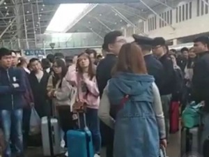 买短乘长致火车超载有票上不了车，网友：凭什么守规矩的吃亏
