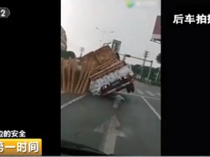 黄牛带路，上百大车集体闯关：“玩命超载”咋禁不住？