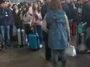 长安剑评因“买短乘长”乘客被堵火车外：“一直就这样”不是以后这样的理由